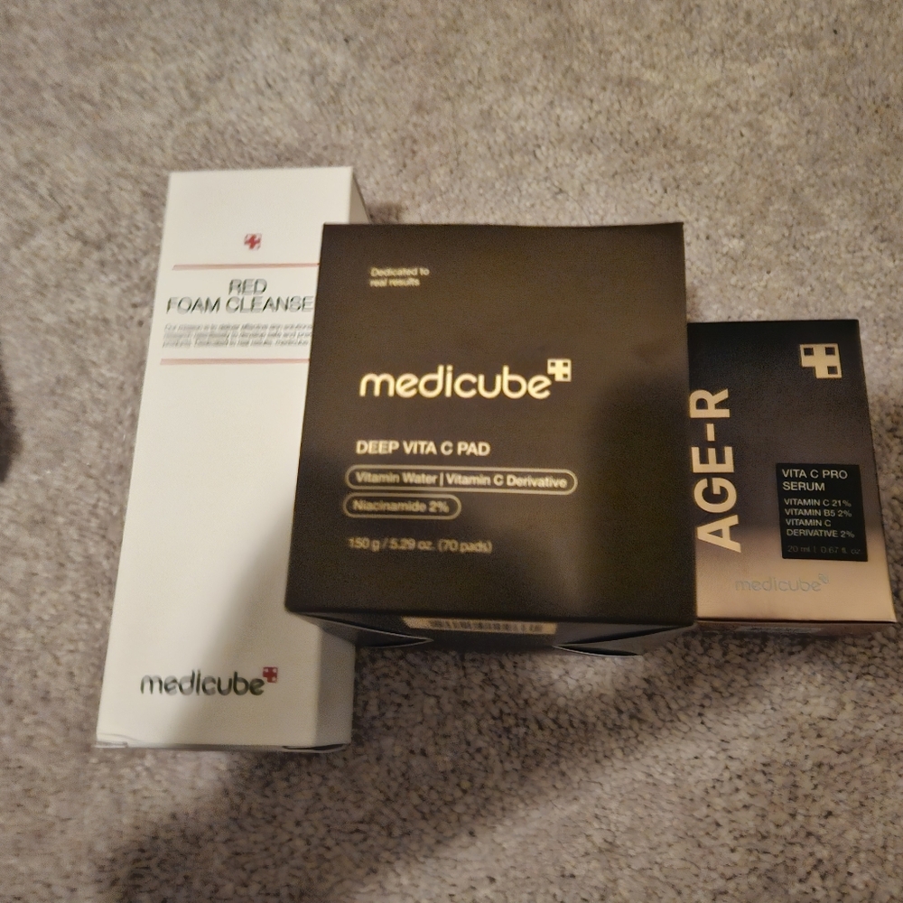 Medicube Age-R Vita C Pro Serum - Black and Gold